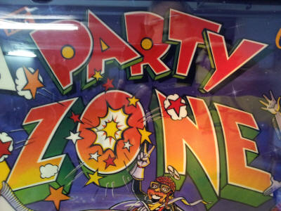 détail fronton flipper bally party zone